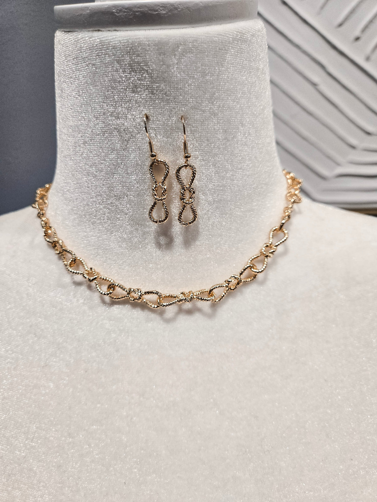 Bow Tie Chain Set